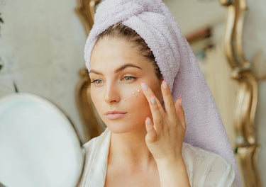 lady applying moisturiser to her face