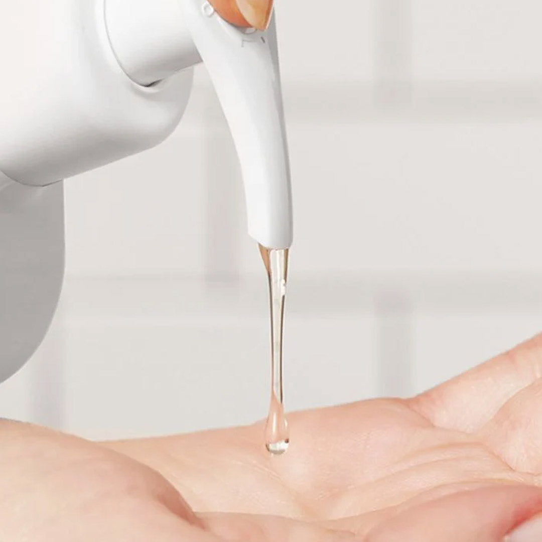 Model pouring CeraVe Blemish Control Cleanser with Salicylic Acid & Niacinamide for Blemish-Prone Skin onto their hand